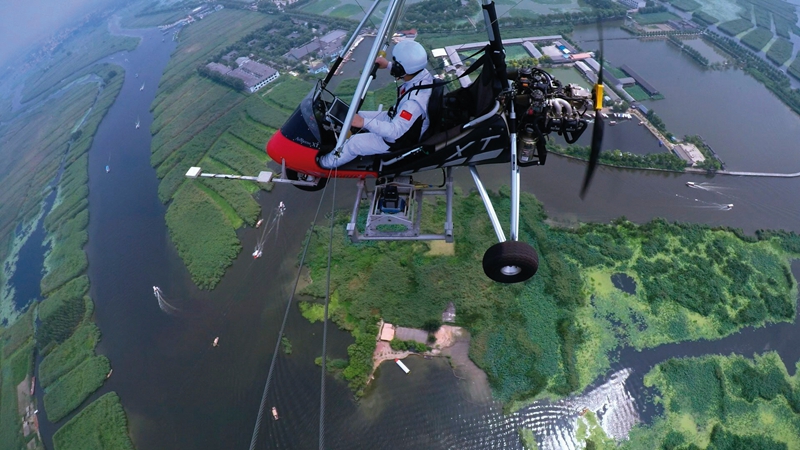 測繪地理信息工作人員利用三角翼在白洋淀進(jìn)行航空測繪，為雄安新區(qū)規(guī)劃、選址和建設(shè)提供保障服務(wù)