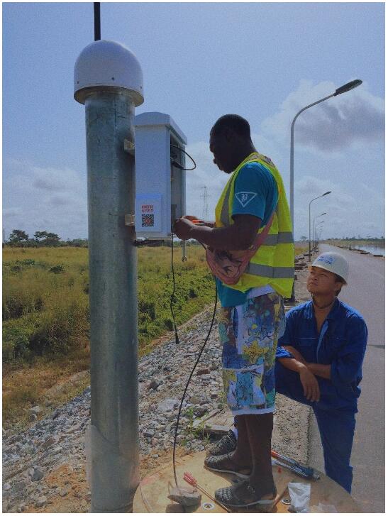 工人在觀測墩上搭建觀測站，這樣的觀測站共有11個