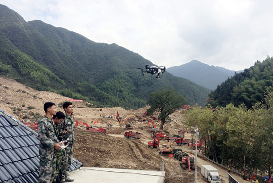 黨員骨干在蘇村應(yīng)急救災(zāi)現(xiàn)場(chǎng)利用無(wú)人機(jī)提供保障 黨員骨干在蘇村應(yīng)急救災(zāi)現(xiàn)場(chǎng)利用無(wú)人機(jī)提供保障